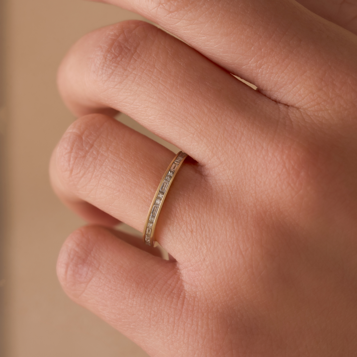 Channel Set Alternating Diamond Band